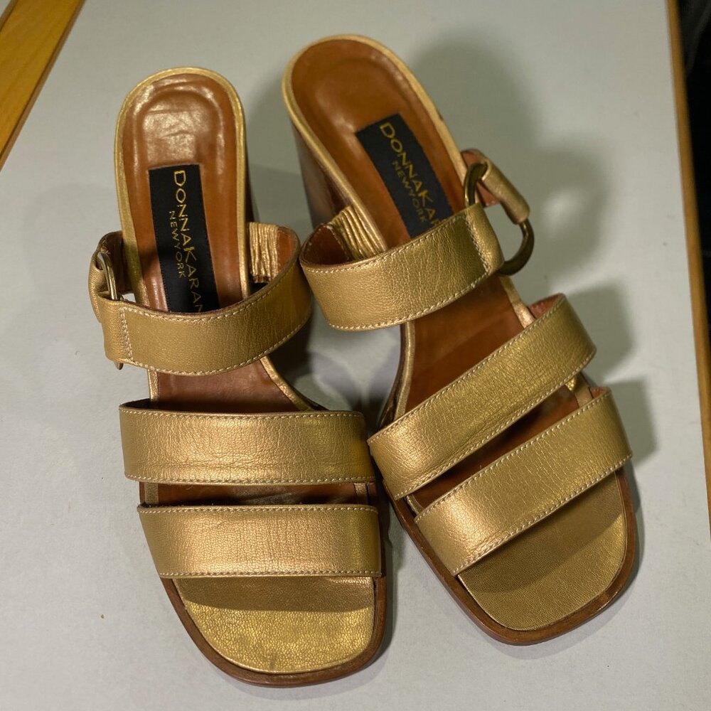 Donna Karan - Size 8.5M - Women's leather band sandal block heel in gold, Italy